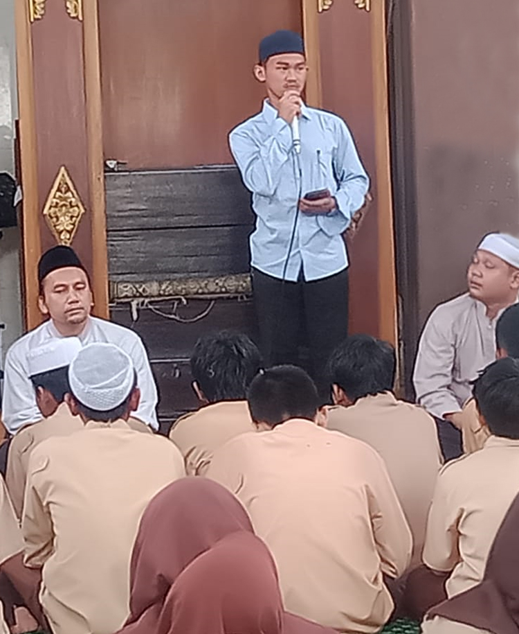 Ustad Imam Nawawi.,Ketua Mahasantri DALWA saat sesi perkenalan