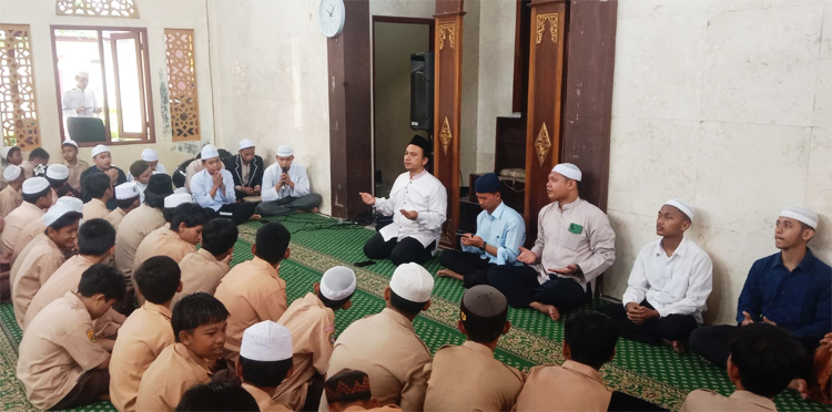 Ustad Taupik Hidayat saat memimpin pembukaan sanlat pada Kamis (14/03/2024) kemarin