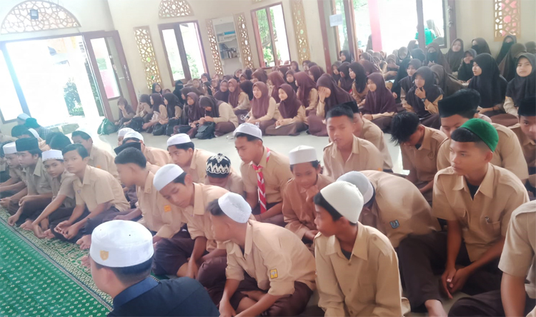 Dengan penuh semangat siswa-siswi Mts. SA Annur dan MA Annur mengikuti kegiatan sanlat pada Kamis (14/03/2024) kemarin