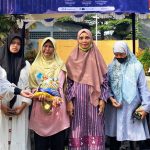 Kepala Dinas Perdagangan Koperasi UKM dan Perindustrian (Diskopdagperin) Kota Cimahi, Hella Haerani memberikan bantuan sembako kepada masyarakat Kota Cimahi - (Sumber: Bidang IKPS Diskominfo Kota Cimahi)