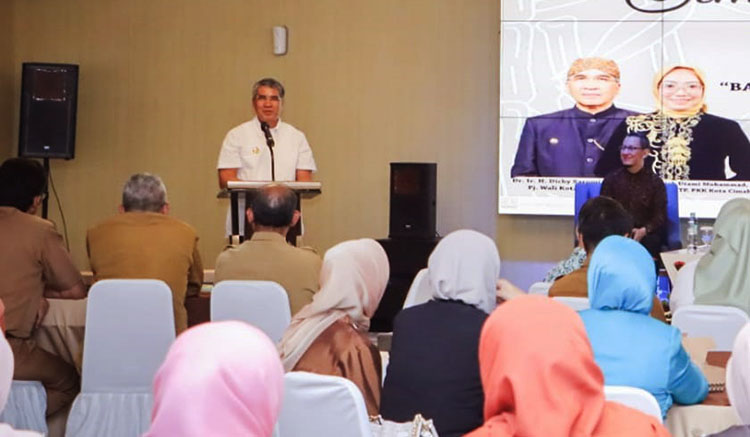 Pj. Wali Kota Cimahi, Dicky Saromi ketika membuka Seminar Grafologi dalam rangka memperingati Hari Kartini