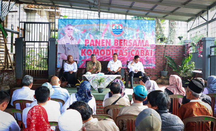 Suasana acara pembukaan panen cabai perdana di Kelurahan Cipageran Kota Cimahi pada Rabu, 3 April 2024 