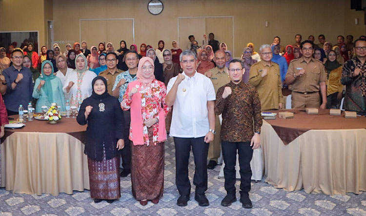 Pj. Wali Kota Cimahi, Dicky Saromi berfoto bersama peserta Seminar Grafologi di Ball Room Mal Pelayanan Publik (MPP) Kota Cimahi 