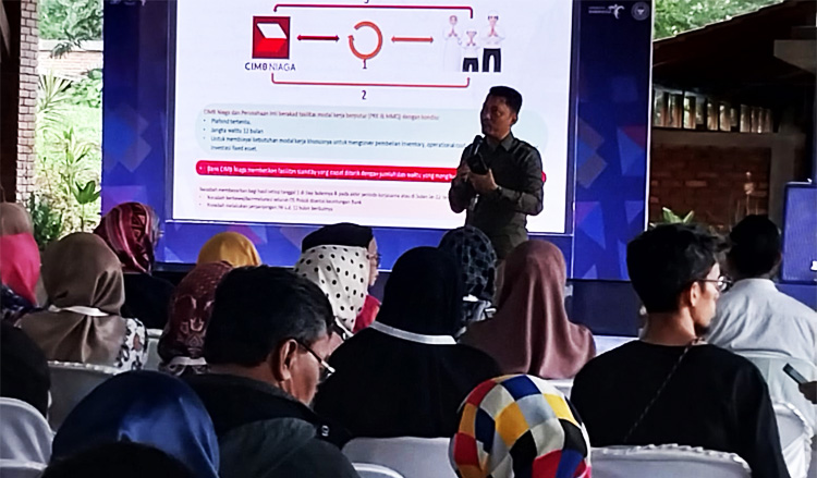 Vice President Bank CIMB Niaga Syariah, Novandri Yudha Iskandar sedang mempresentasikan tentang produk bank syari'ah - (Sumber: Febri/BJN)