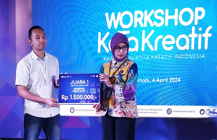 Penyerahan hadiah juara I Creative Challenge acara Workshop “KaTa Kreatif Kabupaten/Kota Kreatif Indonesia“ kepada Kelompok 8 - (Sumber: Febri/BJN)