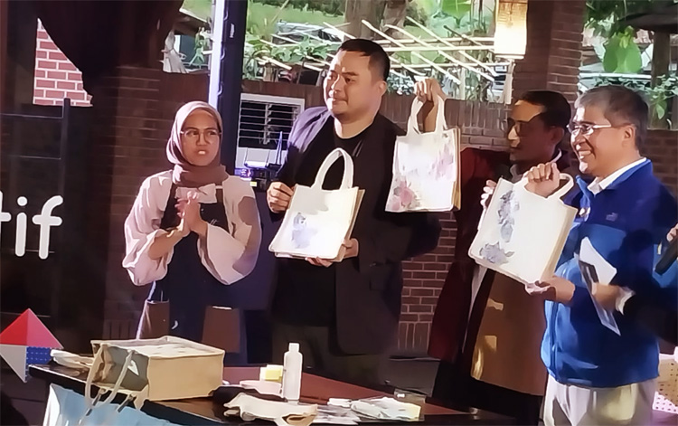 Hasil karya salah satu pelaku UMKM Kota Cimahi yang ikut dipamerkan dalam acara Workshop “KaTa Kreatif Kabupaten/Kota Kreatif Indonesia“ tahun 2024 di Alam Wisata Cimahi - (Sumber: Febri/BJN) 