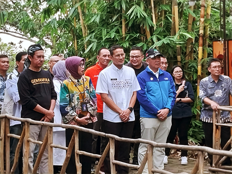 Menparekraf Sandiaga Uno didampingi PJ Wali Kota Cimahi Dicky Saromi dan Direktur Infrastruktur Ekonomi Kreatif