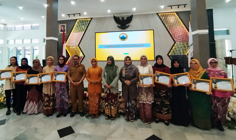 10 Wanita berprestasi penerima Penghargaan dari GOW Kabupaten Garut pada peringatan Hari Kartini ke-145 dan HUT GOW ke-70 di Gedung Pendopo Kabupaten Garut