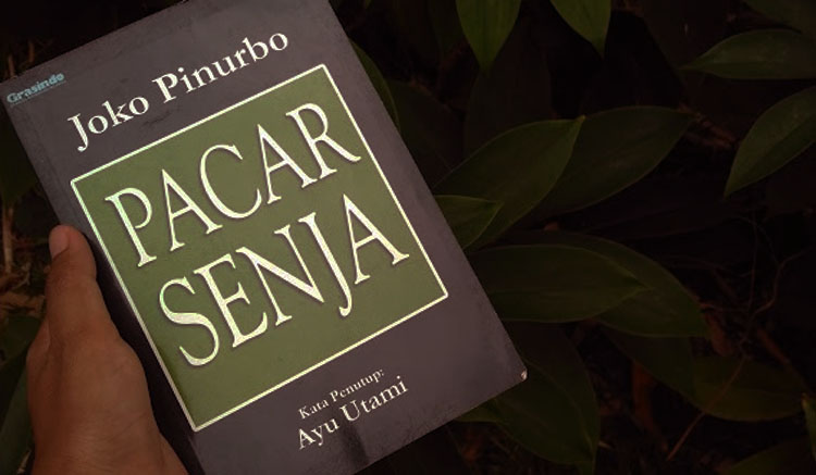 buku karya almarhum Joko Pinurbo berjudul "Pacar Senja"