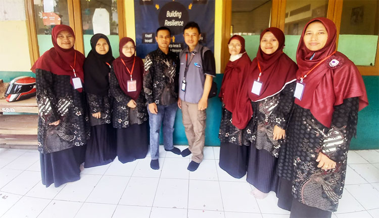 Rohman Gumilar selaku Pengurus Forum Taman Bacaan Masyarakat (TBM) Jawa Barat (nomor 4 dari kanan) berfoto bersama guru dan mahasiswa 