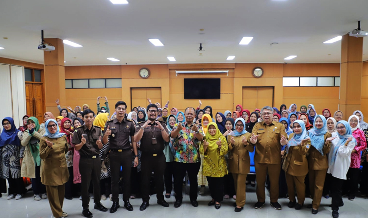 Sekretaris Daerah Kota Cimahi, Dikdik S. Nugrahawan berfoto bersama para peserta sosialisasi pencegahan kekerasan terhadap perempuan dan anak