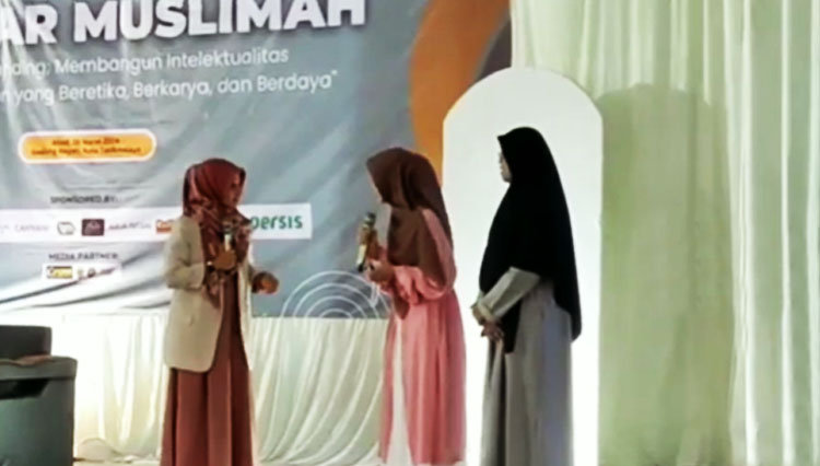 Seminar Muslimah bertema "Personal Branding: Membangun Intelektualitas Menuju Perempuan yang Beretika, Berkarya, dan Berdaya"