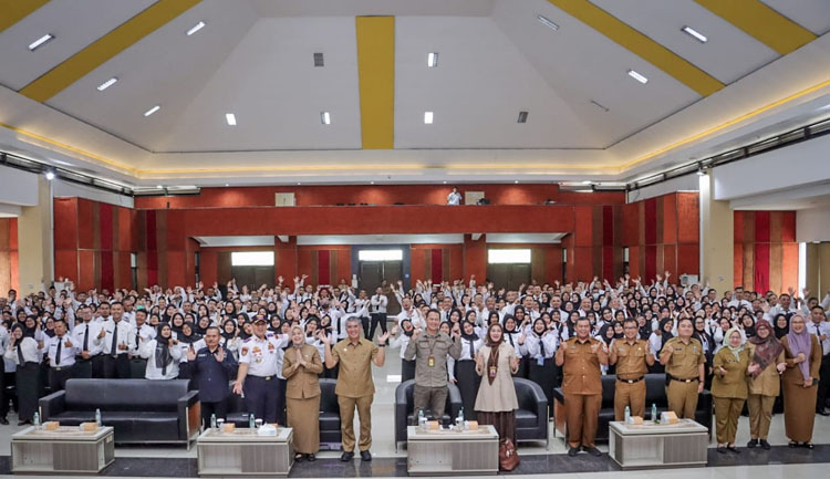 Pj. Wali Kota Cimahi Dicky Saromi beserta para pejabat  jajaran Pemkot Cimahi berfoto bersama para peserta orientasi PPPK di Cimahi Technopark, Kota Cimahi -(Sumber: Humas Pemkot Cimahi) 