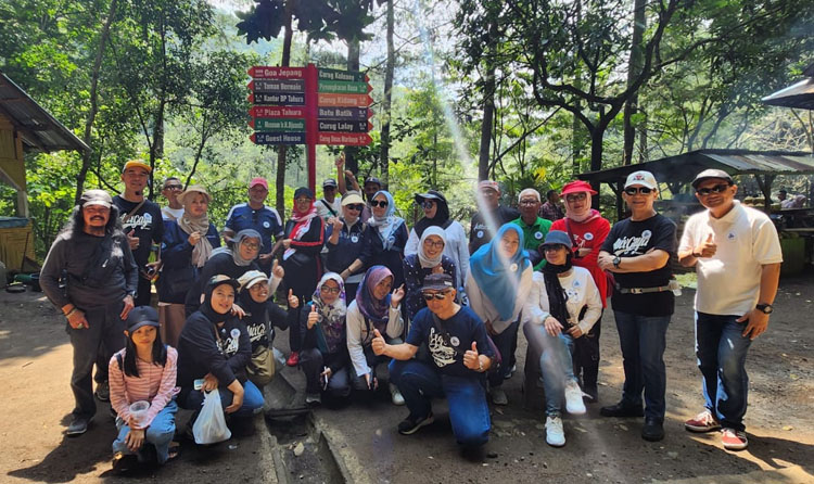 Foto bersama peserta Piknik ASIX dan Halal Bihalal PA ASIX di Goa Belanda Tahura Djuanda di Dago Pakar Bandung