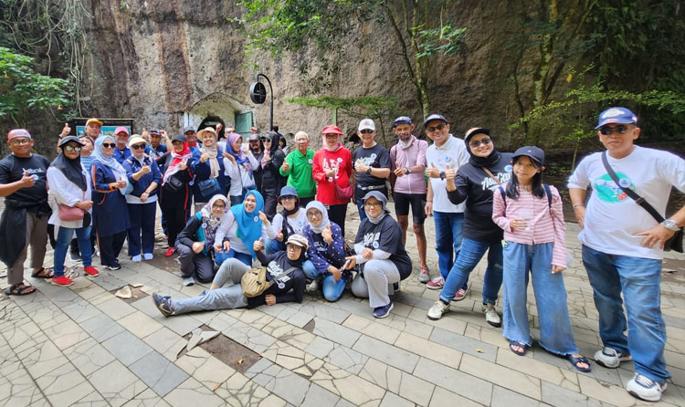 Foto bersama peserta Piknik ASIX & Halal Bihalal PA ASIX di Goa Belanda Tahura Djuanda di Dago Pakar Bandung