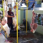 Proses pembersihan hewan kurban yang sudah disembelih untuk dibagikan kepada warga Perumahan Bina Karya Dua Cimekar, Kabupaten Bandung - (Sumber: Ilman MS/BJN)