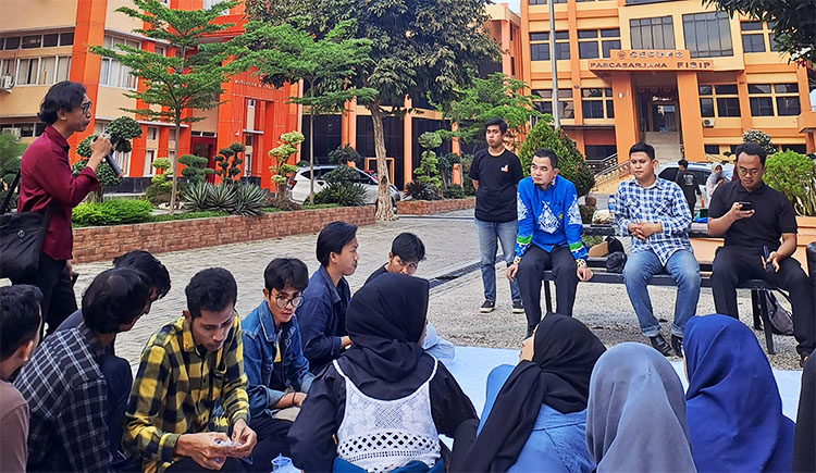 Salah seorang mahasiswa sedang bertanya kepada narasumber dalam acara Ngobrol Santai Perkara Isu (Ngopi) jilid 1 yang digelar PMII FISIP Unila pada Kamis (06/06/2024) kemarin - (Sumber: Annisa Sabrina Hanum)