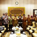 Foto bersama rombongan Rektor Universitas Widyatama dan Pj Bupati Sumedang beserta jajarannya di Kantor Bupati Kab. Sumedang pada Senin (03/06/2024) kemarin - (Sumber: DM/BJN)