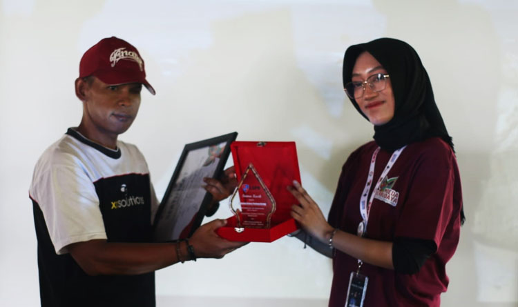 Pemberian penghargaan dari panitia acara pre-event bertajuk "Sinergi Digital Berbudaya" kepada perwakilan staf Kampung Budaya Sindang Barang 