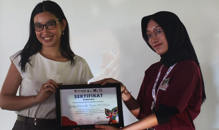 Pemberian penghargaan dari panitia acara pre-event bertajuk "Sinergi Digital Berbudaya" kepada Dosen LSPR Jakarta, Gaby Mariska Runtu, M.I.Kom.