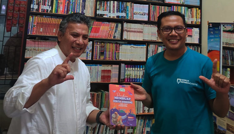 Pegiat literasi asal Kota Cimahi dan sekaligus Anggota Kompeni, Febri Satria Yazid sedang memberikan hadiah buku secara simbolis kepada Agus, pengelola TBM Pustaka Dua-2, Kota Payakumbuh ,Sumattra Barat