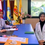 Jurnalis Berita Jabar News, Annisa Sabrina Hanum (kanan) bersama Wakil Rektor III Bidang Kemahasiswaan dan Alumni Unila, Dr. Anna Gustina Zainal, S.Sos., M.Si. (kiri) saat sesi wawancara di ruang kerja - (Sumber: Annisa/BJN)