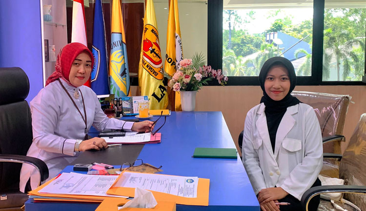 Jurnalis Berita Jabar News, Annisa Sabrina Hanum (kanan) bersama Wakil Rektor III Bidang Kemahasiswaan dan Alumni Unila, Dr. Anna Gustina Zainal, S.Sos., M.Si. (kiri) saat sesi wawancara di ruang kerja - (Sumber: Annisa/BJN)