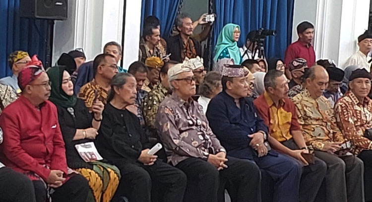 Para tokoh Sunda yang hadir dalam acara peresmian MMS pada Senin, 8 Juli 2024 di Aula Barat Gedung Sate Bandung - (Sumber: Arie/BJN)