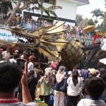 Kepala Desa Cihanjuang, Gagan Wirahma ikut serta dalam acara karnaval bersama warga masyarakatnya - (Sumber: Euis Rukiah/BJN)