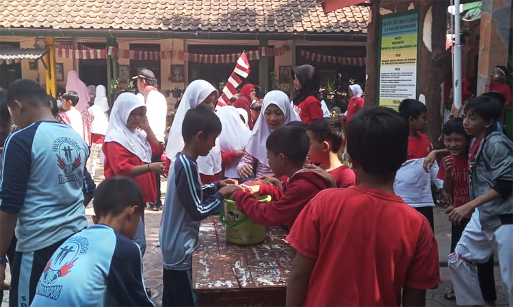 Anak-anak siswa SDN Sariwangi terlihat begitu ceria dalam mengikuti lomba dan ketangkasan dalam acara perayaan HUT RI ke-79 di sekolah mereka - (Sumber: Euis Rukiah/BJN)