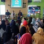 Abah Iman Surahman dari Dongeng Ceria sedang menyampaikan pemikirannya di hadapan peserta pelatihan Dongeng didampingi kak Adhip dan kak  Dena