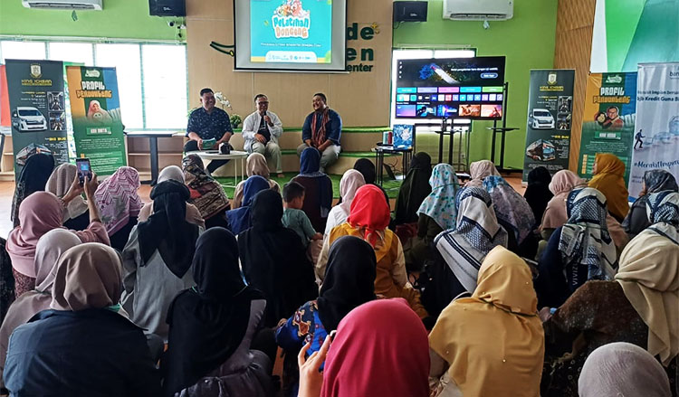 Abah Iman Surahman dari Dongeng Ceria sedang menyampaikan pemikirannya di hadapan peserta pelatihan Dongeng didampingi kak Adhip dan kak  Dena