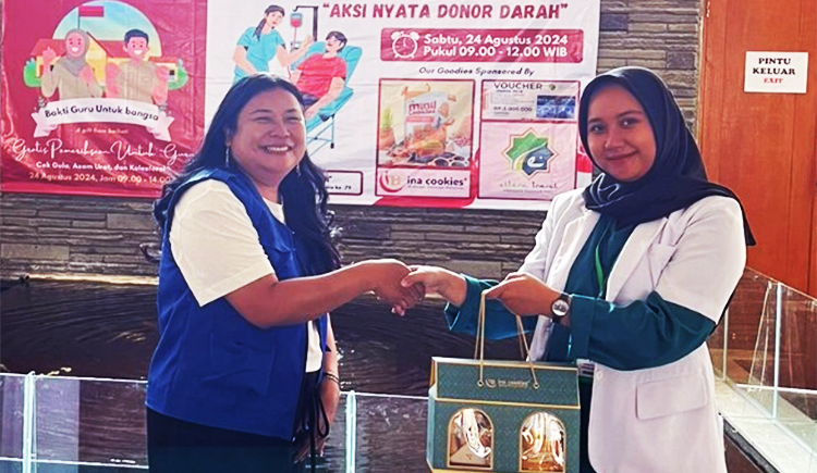 Penyerahan simbolis cinderamata dari sponsor diwakili dr. Nurfitria Anjani (Klinik Baihati Medicare) dan Anne Maryane (KSDD Bandung)