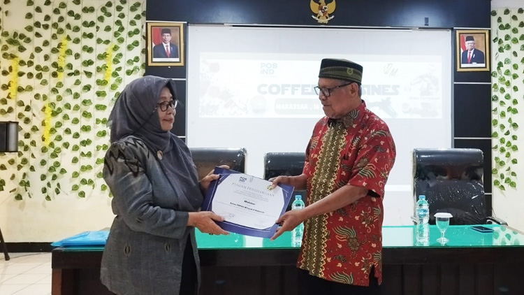 Ketua koperasi MJM Marie Sumarni, Bc.AP., S.E., memberikan piagam penghargaan kepada Ketua Pppos Wilayah X Makasar