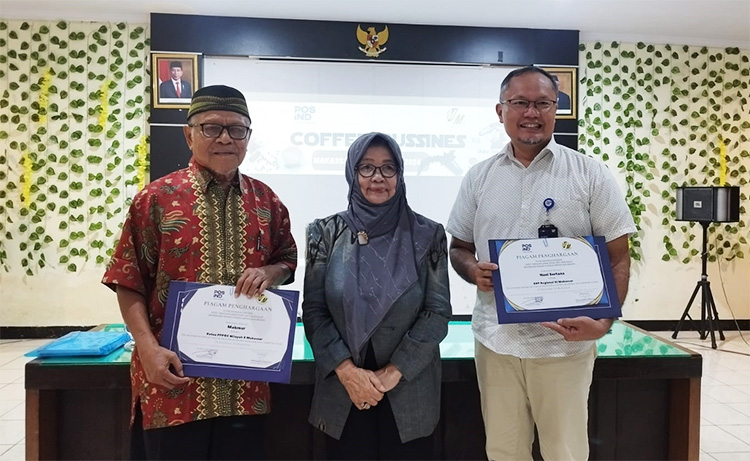 Ketua Koperasi Merpati Jaya Mandiri (MJM), Marie Sumarni, Bc.AP., S.E. (tengah) berfoto bersama Evp Regional 6 Makasar (kanan) dan Ketua Pppos Wilayah X Makasar - (Sumber: MJM)