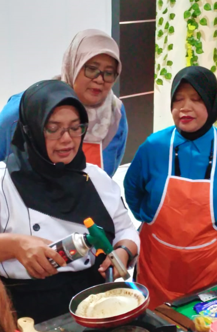 Trainer materi "Cooking Class", Chef Dian Permatasari (kiri) sedang memberikan materinya secara langsung dengan praktik memasak di hadapan para peserta - (Sumber: MJM)