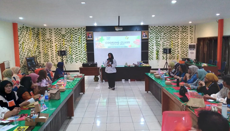 Trainer Chef Dian Permatasari sedang mengisi materi "Cooking Class" yang diikuti 30 peserta pelatihan - (Sumber: MJM)