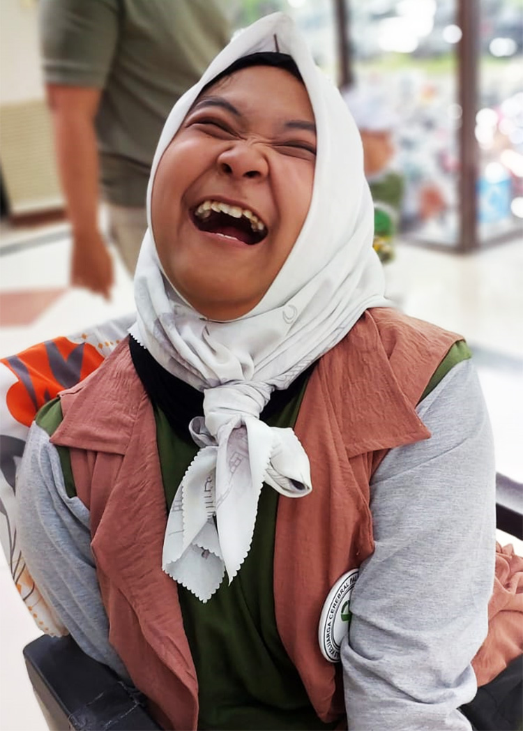 Ricka Amelia terlihat gembira ketika menghadiri Acara “World Cerebral Plasy Day” pada Minggu (20/10/2024) di Hotel Horison Ultima Bandung - (Sumber: Arie/BJN)