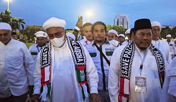 Habib Rizieq Sihab turut hadir dalam acara "REUNI Akbar Persaudaraan Alumni 212" yang digelar di Silang Monas, Jakarta pada 02 Desember 2024 - (Sumber: N. Salbiah/BJN)