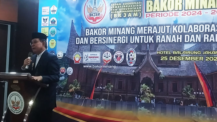 Ketua Dewan Pengawas/Penasehat Bakor Minang Prof. dr. Fasli Jalal, Phd, menyampaikan Pengarahan dihadapan Para Pengurus Bakor Minang - (Sumber: Febri/BJN)