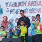 Kepala Desa Ciwaruga Dadang Carmana, S.I.P., bersama istrinya, Sri Estina Rahayu, A.Md., sedang berfoto bersama setelah memberikan hadiah kepada masyarakat yang memenangkan lomba - (Sumber: Euis/BJN)