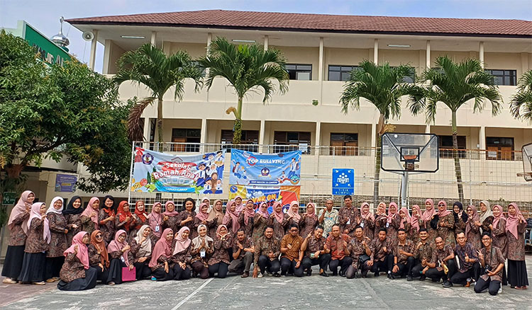 Foto bersama Kepala sekolah, para guru dan staf SMP Negeri 10 Cimahi - (Sumber: SMP Negeri 10 Cimahi)