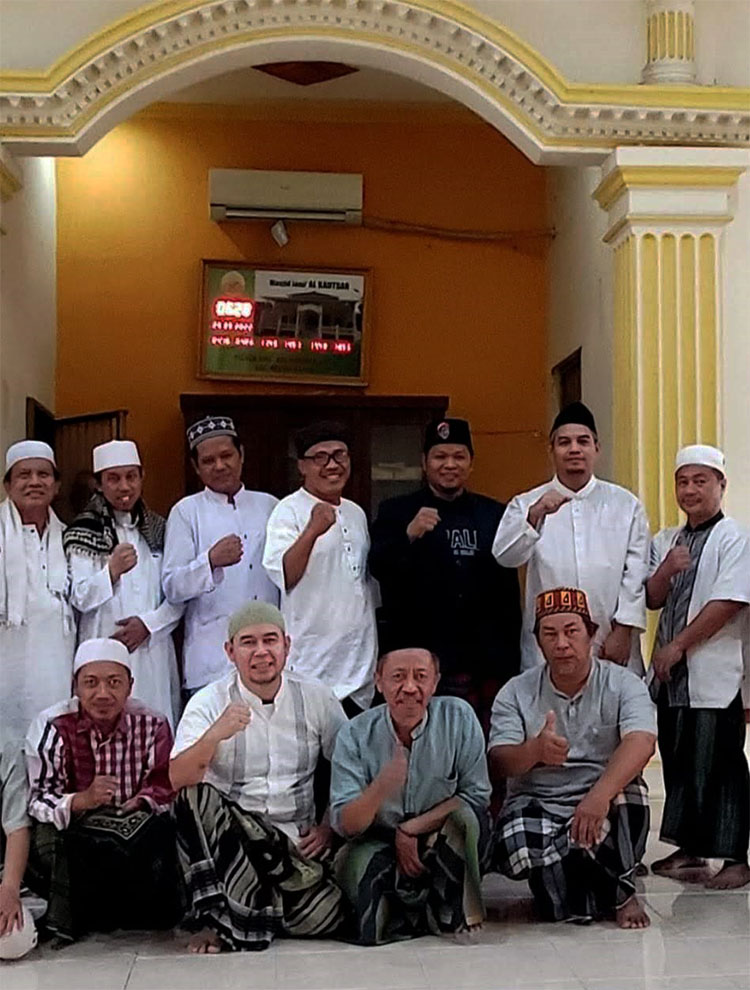 Foto bersama para jemaah usai melaksanakan acara Subuh Keliling di Masjid Al-Kautsar Kota Bekasi pada Minggu (19/01/2025) - (Sumber: Sunar/BJN)