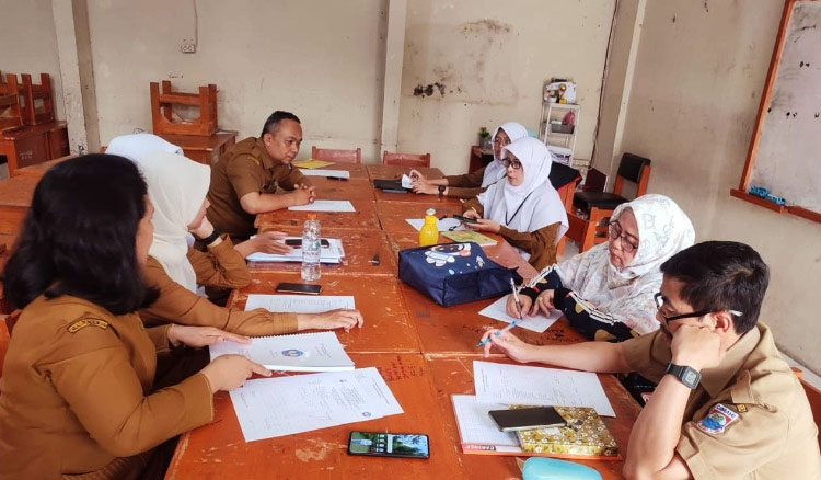 Suasana di Ruang Guru SMP Negeri 10 Cimahi - (Sumber: SMP Negeri 10 Cimahi)