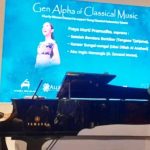 Komponis & Pianis Ananda Sukarlan mengiringi penyanyi soprano Freya Murti