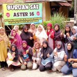 Ibu - ibu Kader Aster RW16 usai berkebun menanam bibit pohon.