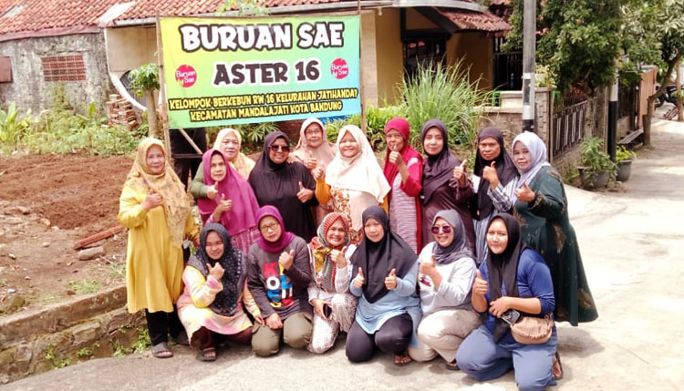 Ibu - ibu Kader Aster RW16 usai berkebun menanam bibit pohon.