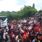 Ribuan warga dari tiga kecamatan di Kabupaten Bogor memblokade Jalan H.M. Mad Noor., persis di depan Penginapan OTW - (Sumber: Neneng Salbiah/BJN)