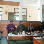 Kunjungan silaturahmi para ulama dan tokoh Kampung Binong ke kediaman K.H. Ahmad Shabri Lubis - (Sumber: N. Salbiah)