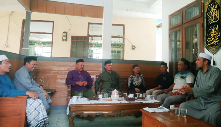 Kunjungan silaturahmi para ulama dan tokoh Kampung Binong ke kediaman K.H. Ahmad Shabri Lubis - (Sumber: N. Salbiah)